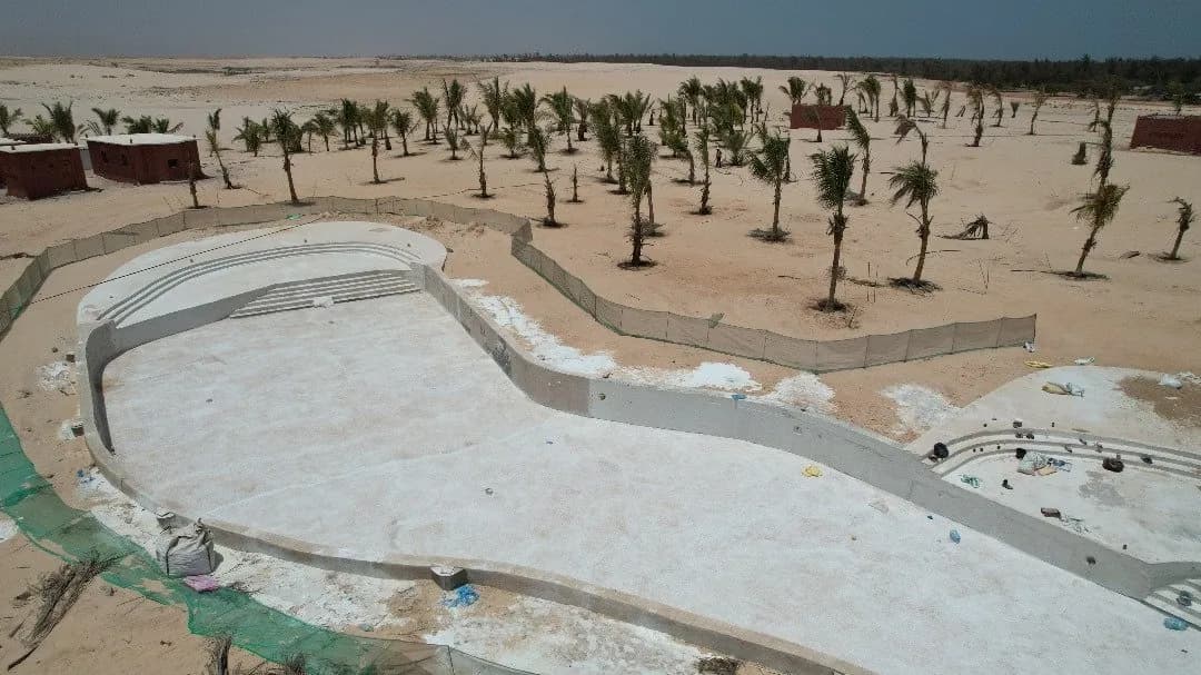 Vue aérienne d'un bassin béton de forme libre avec gradins