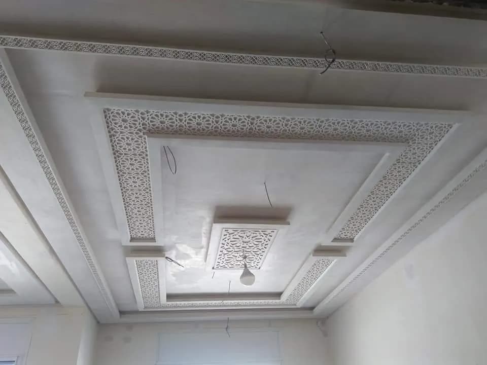 Faux plafond avec frises ornementales géométriques ajourées en plâtre