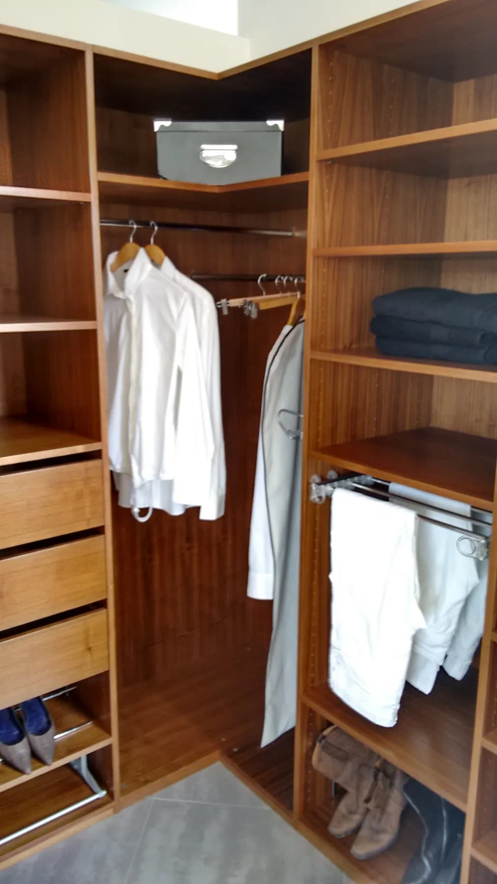 Dressing sur mesure en bois avec penderie d'angle, tiroirs et porte-pantalons