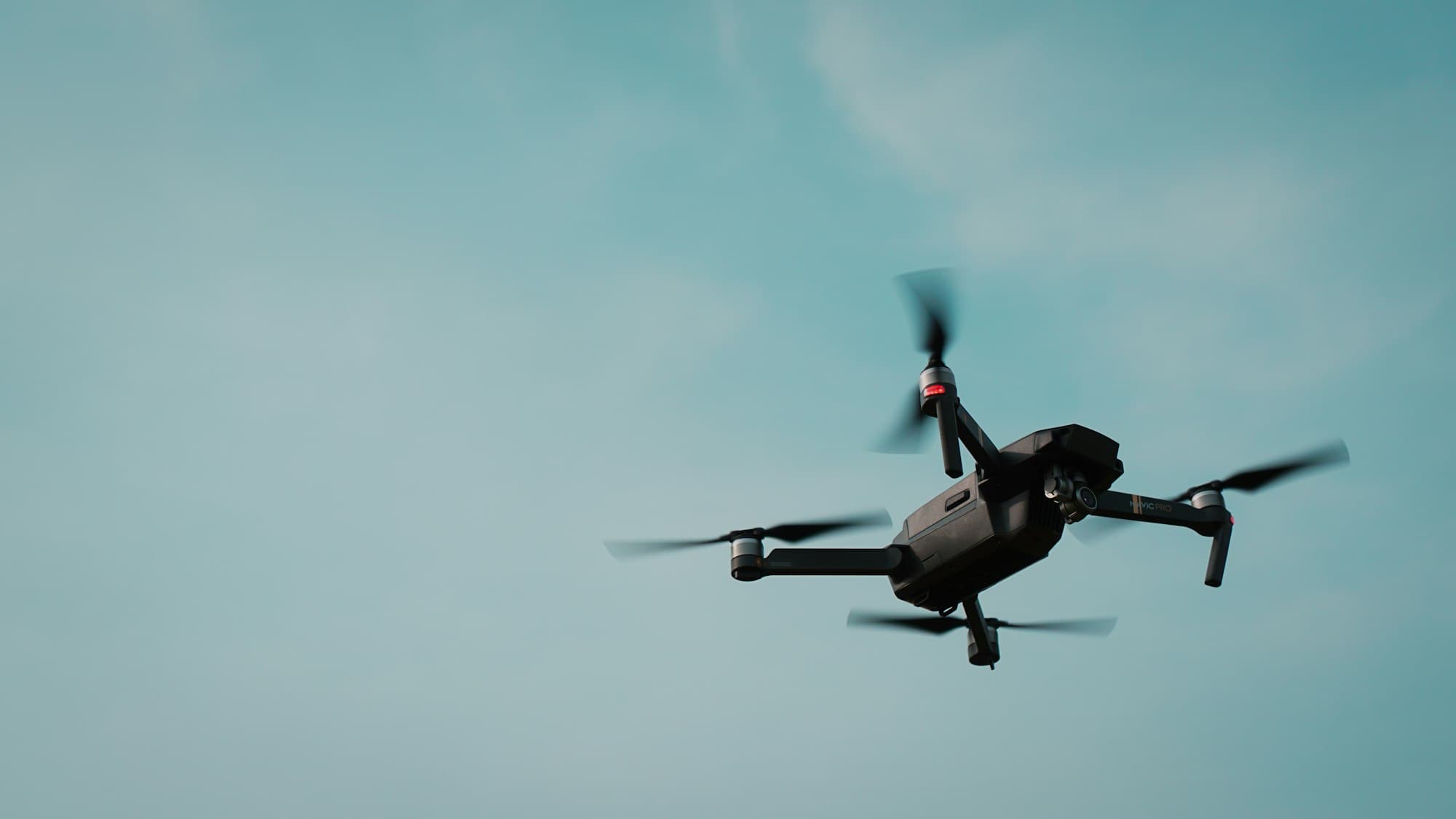 Drone d'inspection thermographique survolant des panneaux solaires