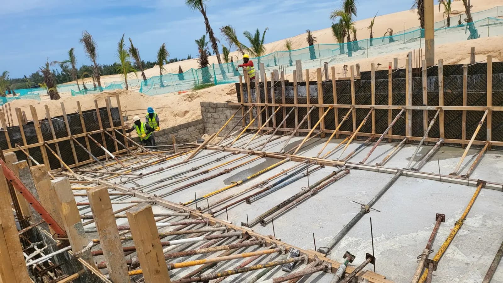 Coffrage bois et étais métalliques d'un ouvrage béton en cours de réalisation