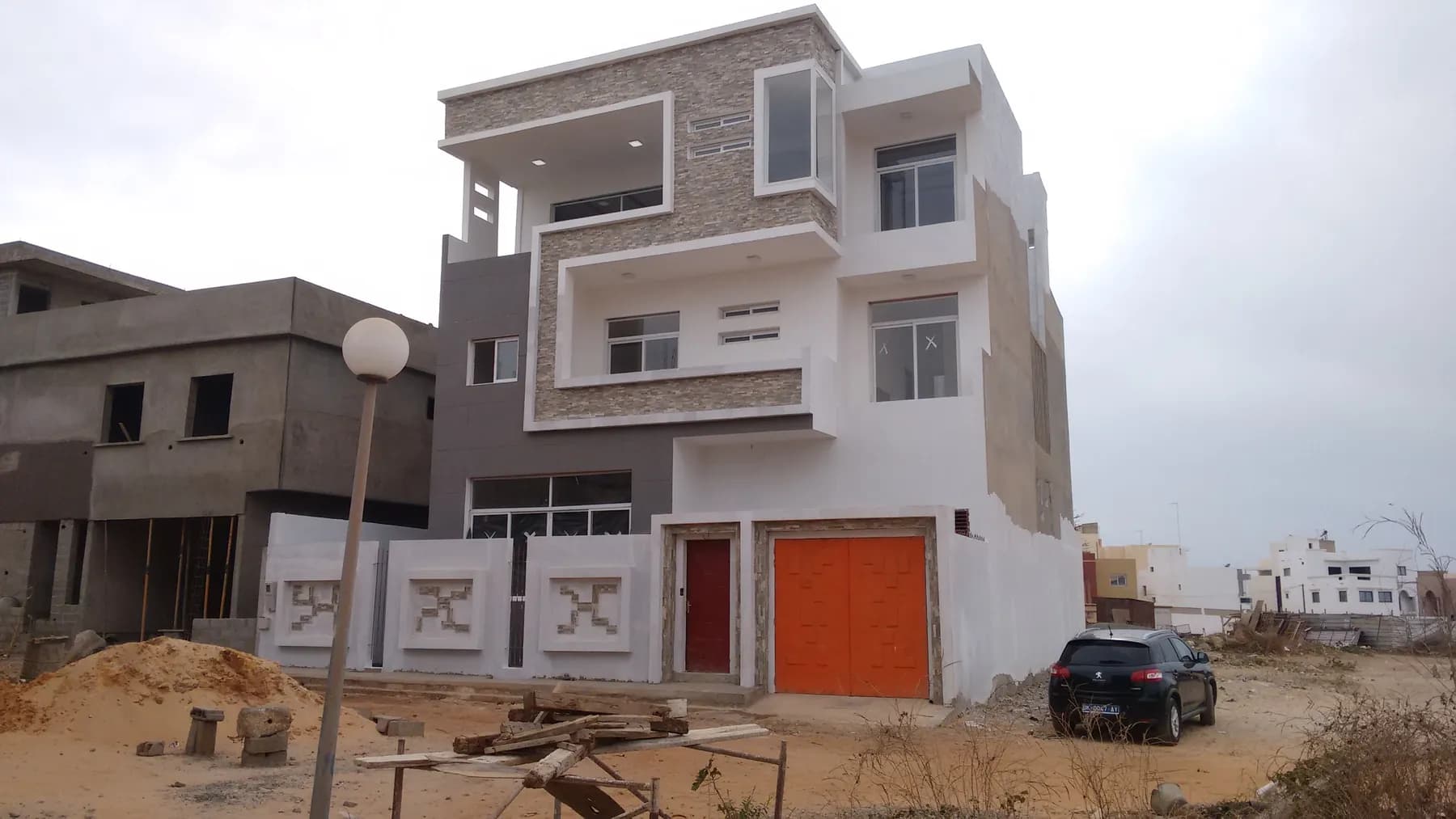 Villa contemporaine à façade en parement pierre, enduit blanc et gris