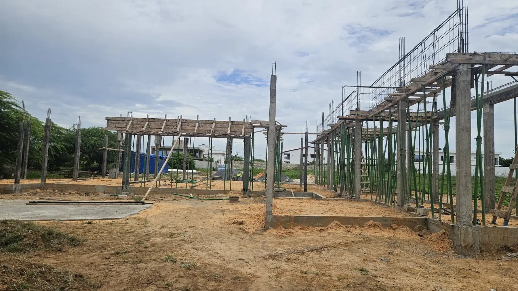 Structure poteaux-poutres et coffrages sur terrain sableux
