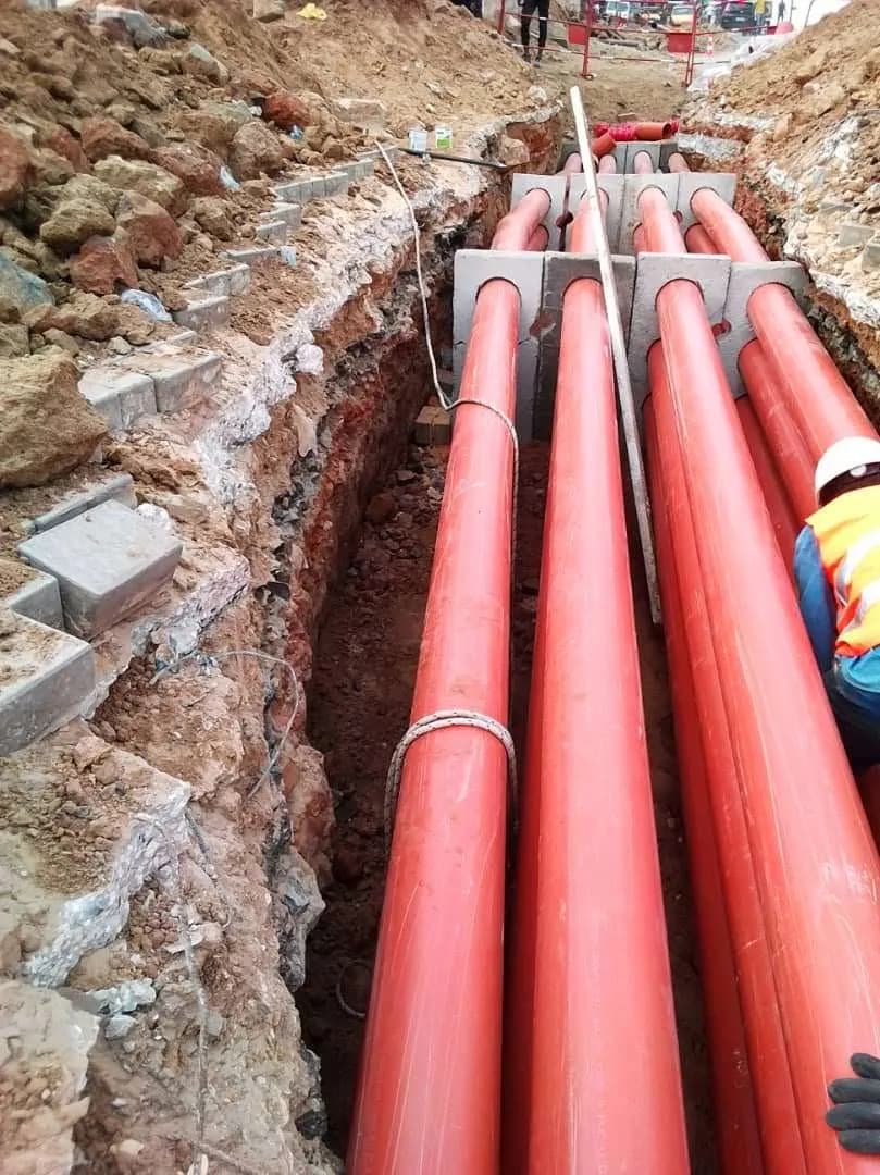 Fourreaux rouges posés en fond de fouille sur des supports béton